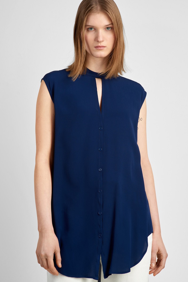 Блузка длинная  без рукавов синего цвета